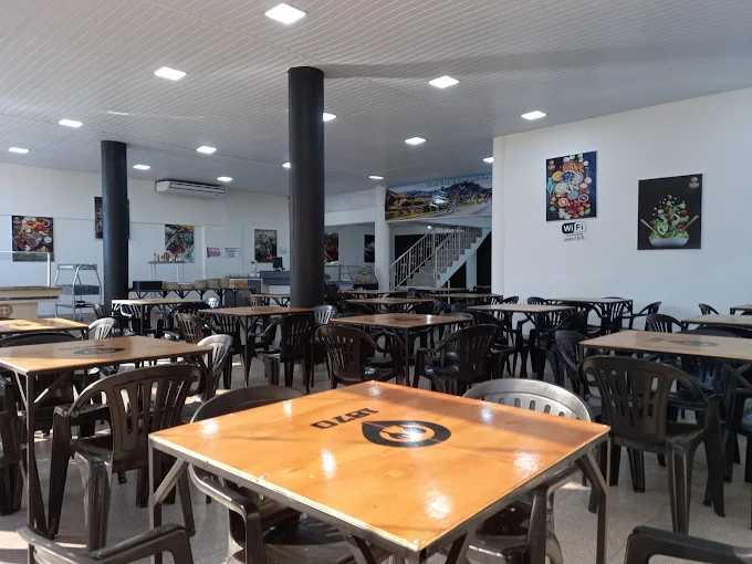 Salón interno del Pátio de Comidas 1870 en Capiatá, con mesas y decoración propia