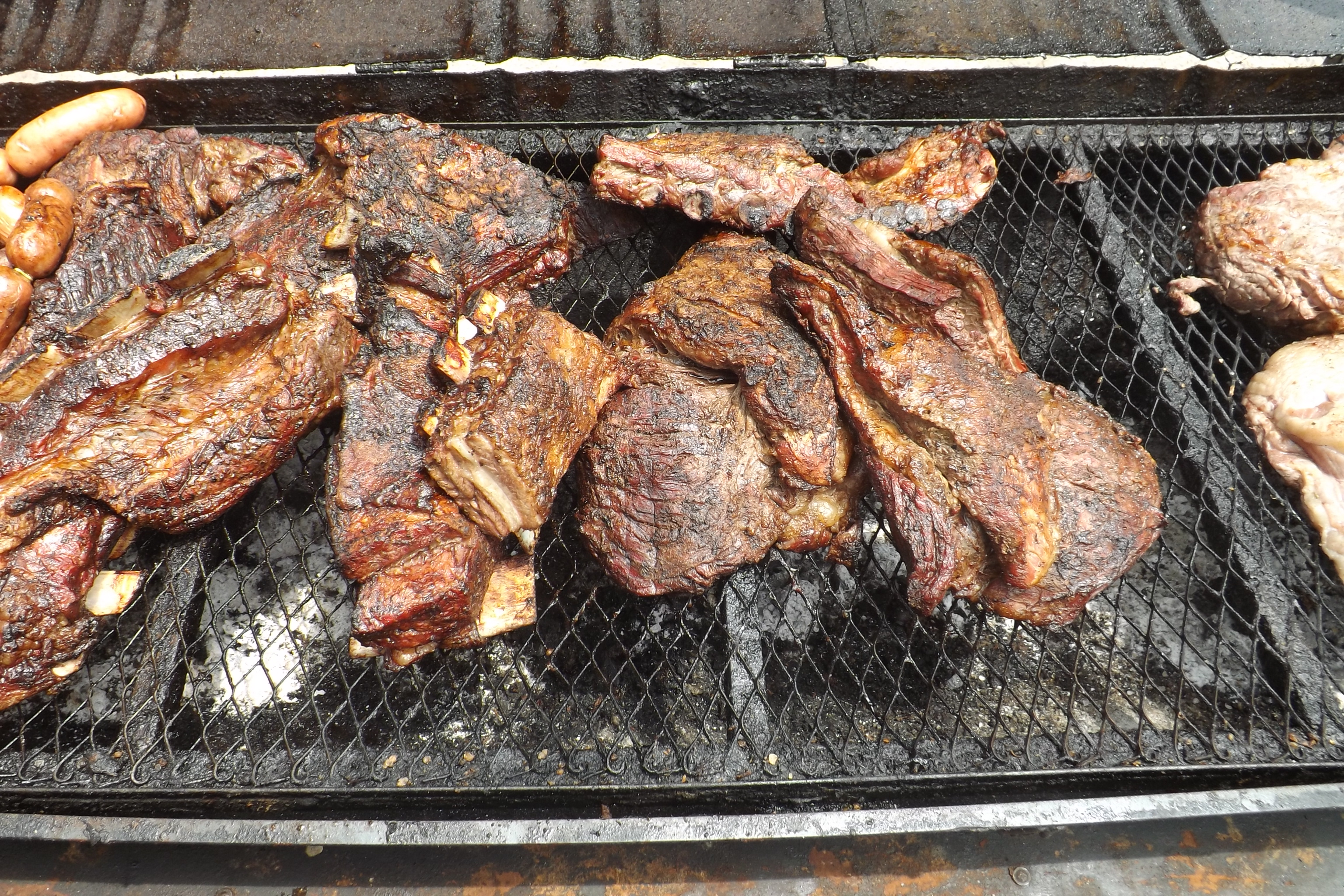 Asado Paraguayo — costillas y cortes asados en la parrilla-locomotora del Pátio de Comidas 1870, Capiatá