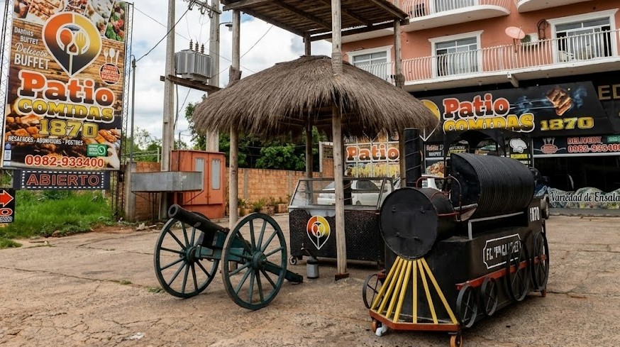 Exterior del Pátio de Comidas 1870 con la réplica de la locomotora C.A. López y el cañón histórico en Capiatá